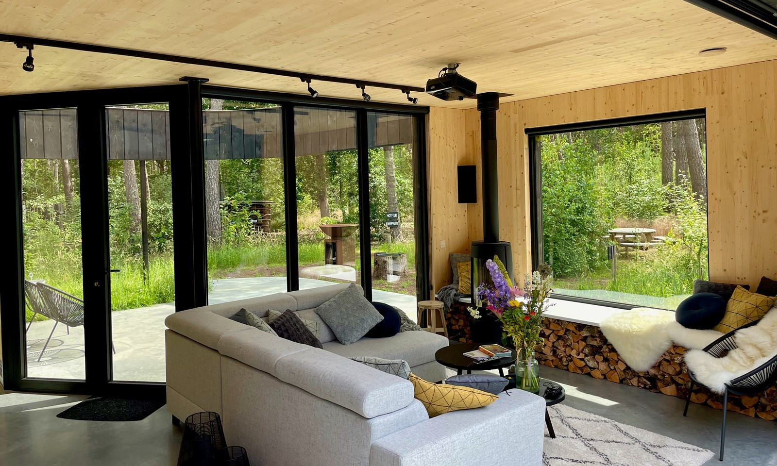 Architectonische Bosvilla met hottub