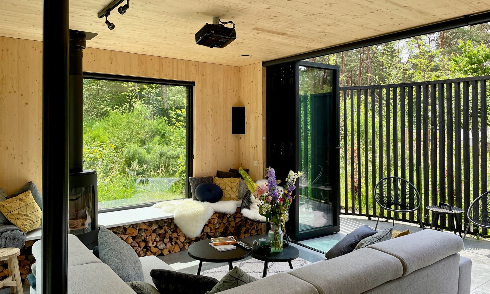 Architectonische Bosvilla met hottub