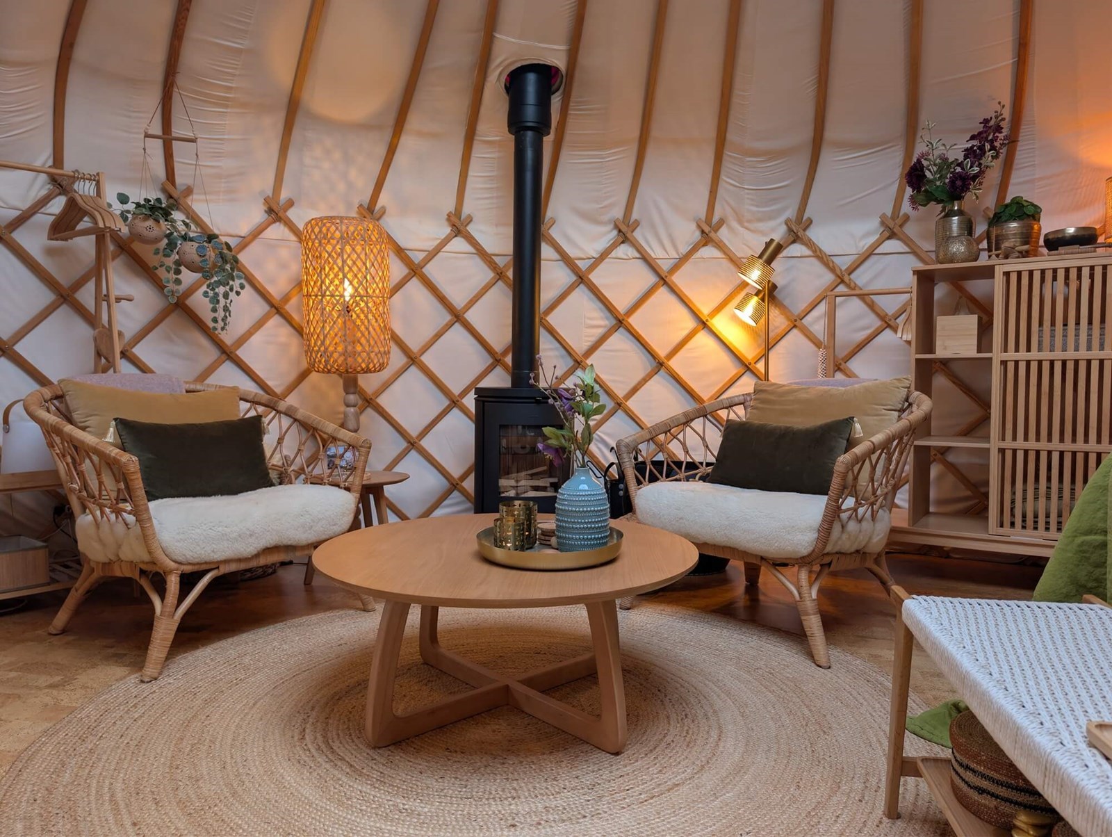 Kleurrijk overnachten in een Yurt met vrij uitzicht