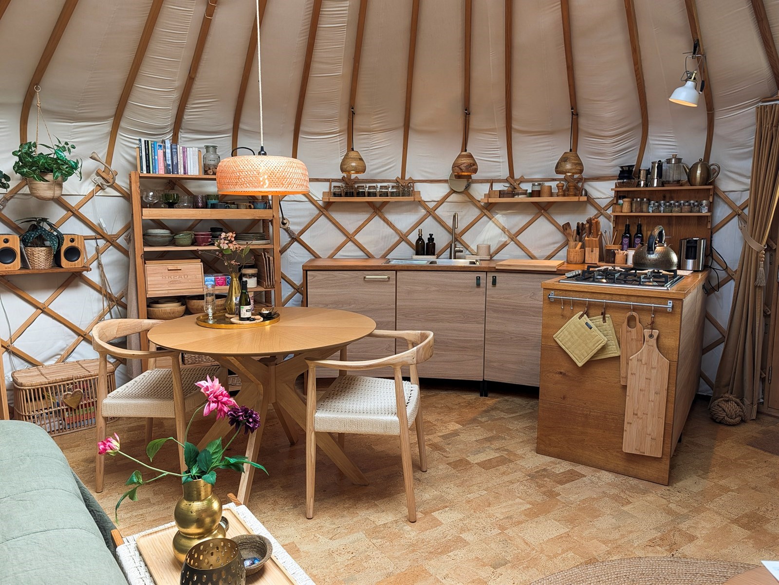 Kleurrijk overnachten in een Yurt met vrij uitzicht