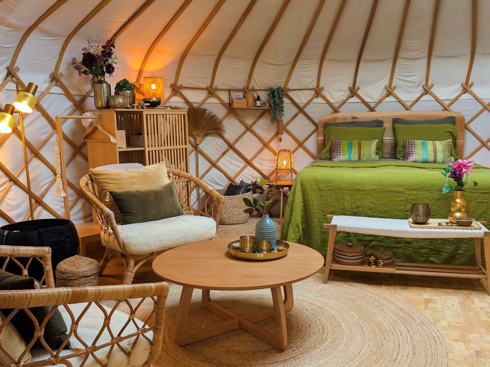 Kleurrijk overnachten in een Yurt met vrij uitzicht