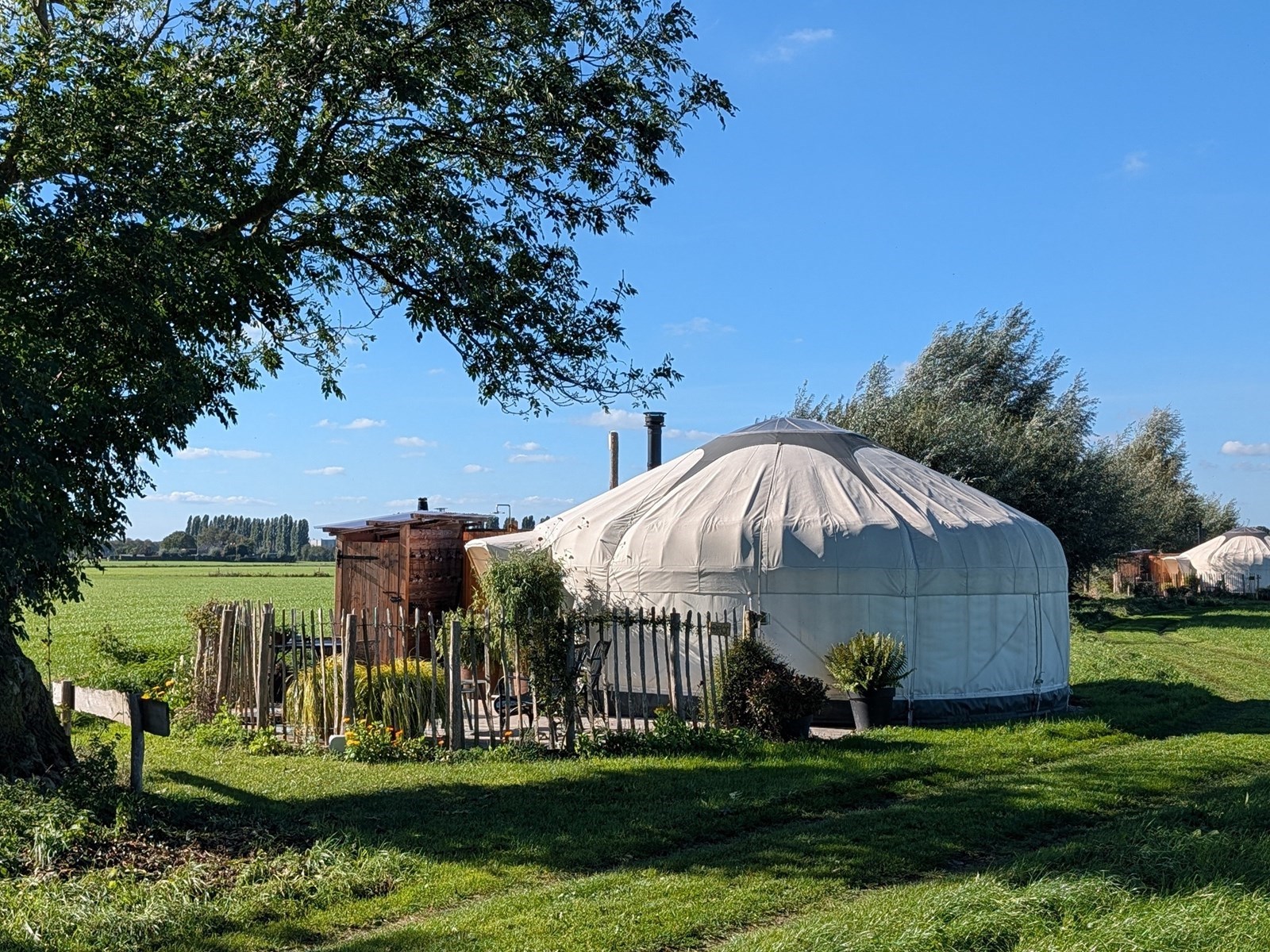 Kleurrijk overnachten in een Yurt met vrij uitzicht