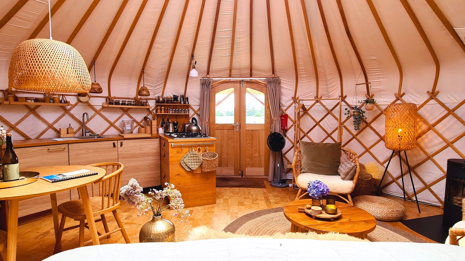 Kleurrijke en sfeervolle luxe Yurt in de natuur