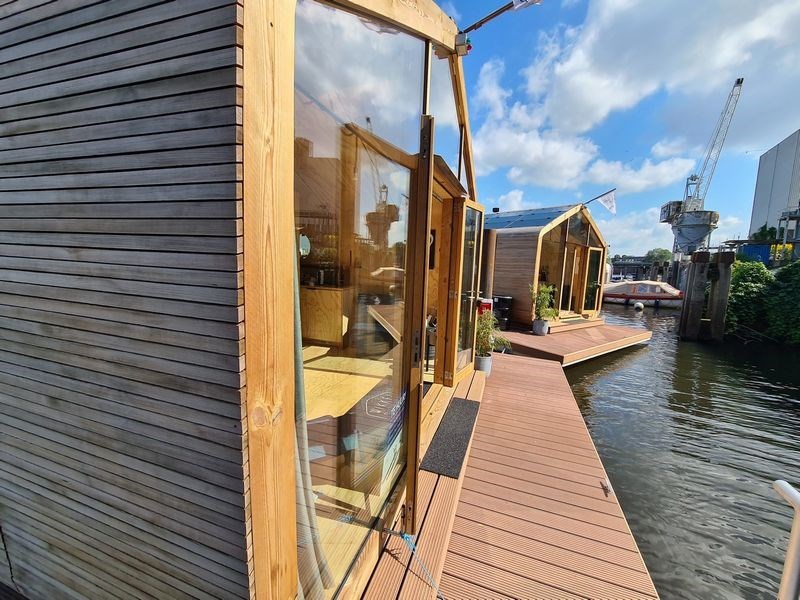 Slapen op het water op een Wikkelboat