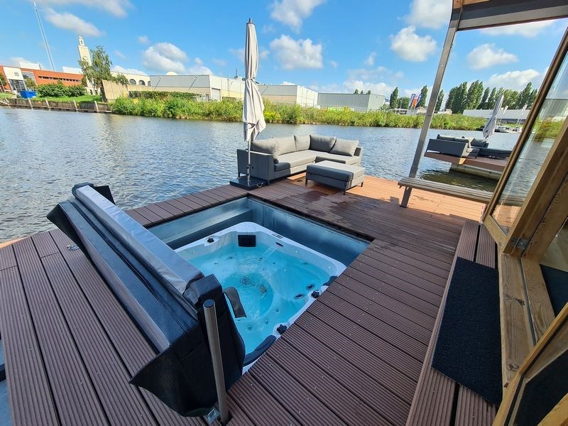 Slapen op het water op een Wikkelboat