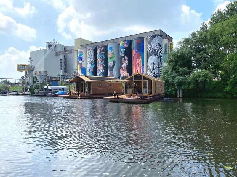 Slapen op het water op een Wikkelboat