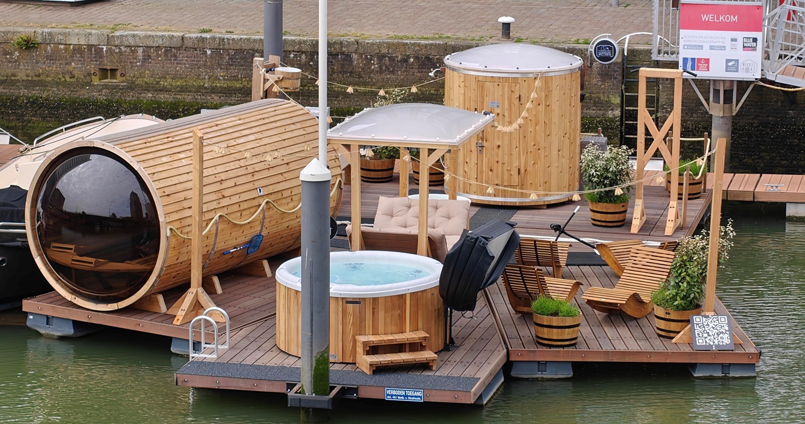 Origineel overnachten op het water in een uniek huisje gemaakt van karton