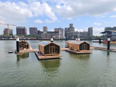 Bubbelen in de privéjacuzzi van je Tiny house op het water met uitzicht op de haven van Rotterdam Bubbelen in de privéjacuzzi van je Tiny house op het water met uitzicht op de haven van Rotterdam