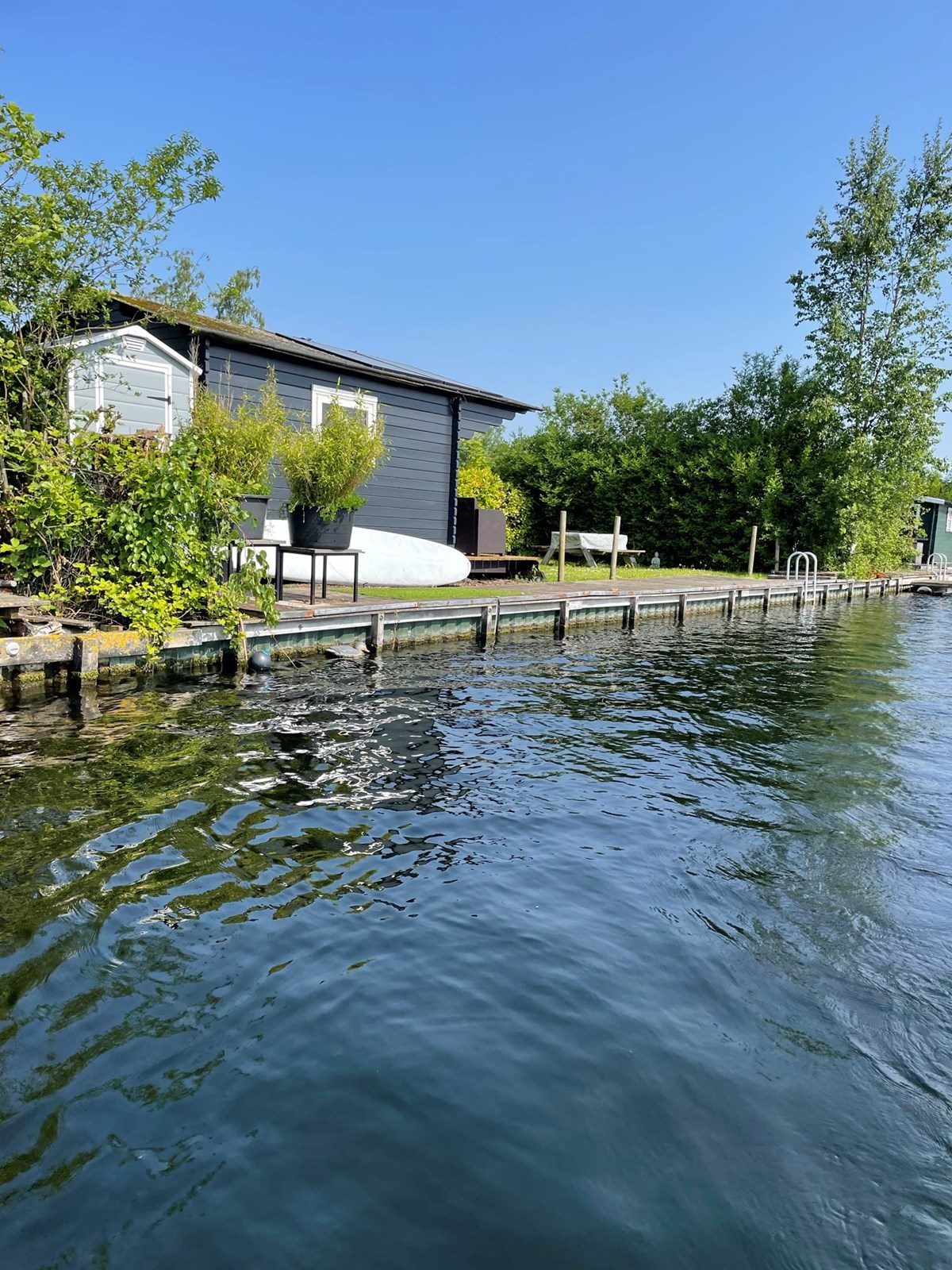 Tiny house op een eiland in de Vinkeveense plassen met gratis gebruik van een motorboot