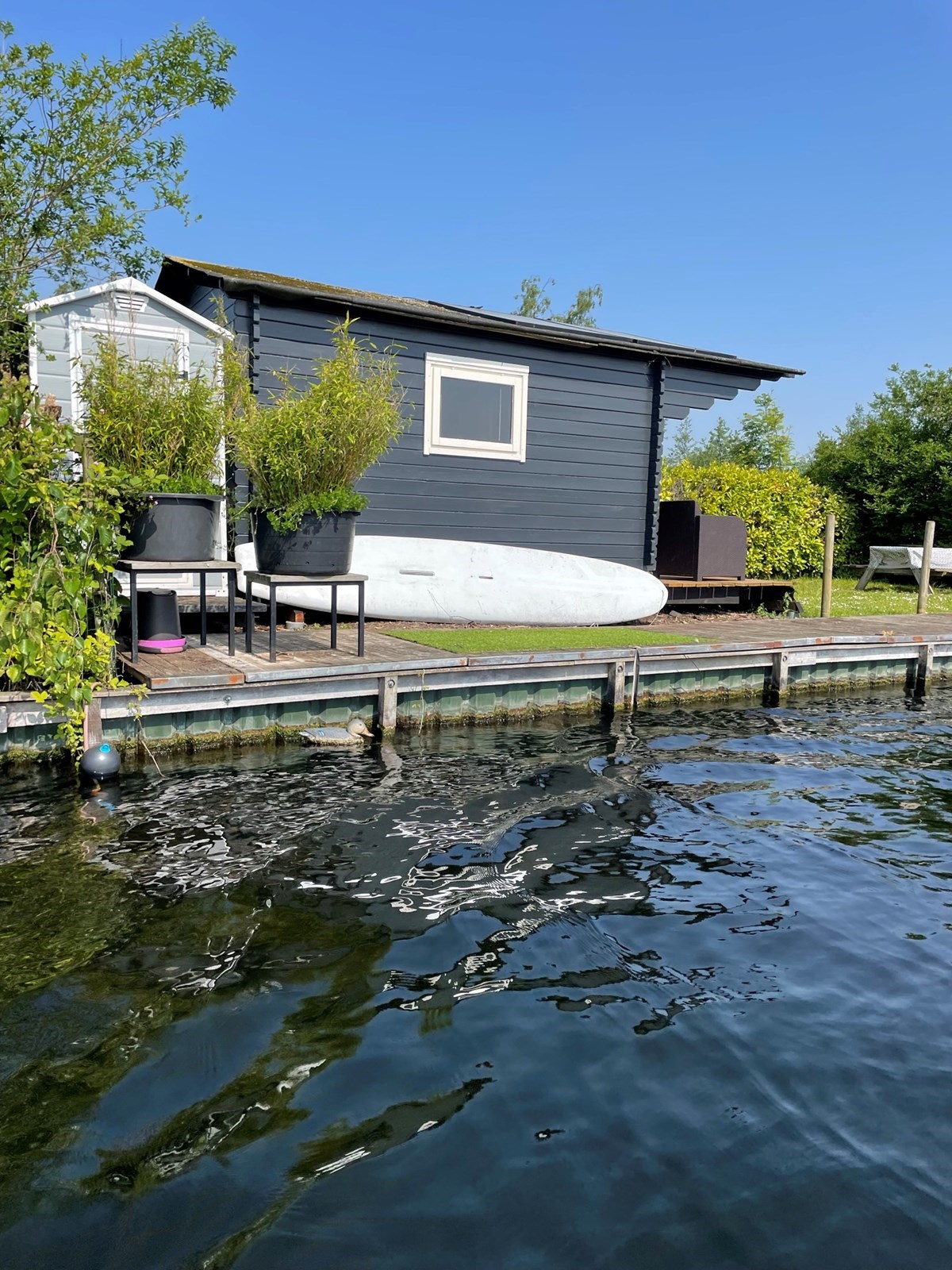 Tiny house op een eiland in de Vinkeveense plassen met gratis gebruik van een motorboot