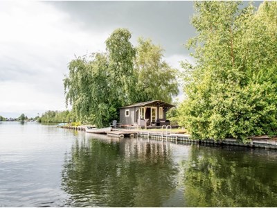 Tiny house op een eiland in de Vinkeveense plassen met gratis gebruik van een motorboot Tiny house op een eiland in de Vinkeveense plassen met gratis gebruik van een motorboot
