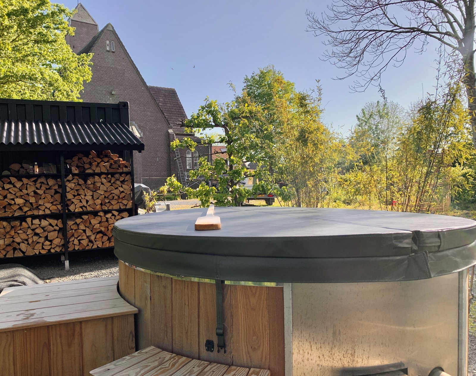 Tiny House + hottub in de kerktuin