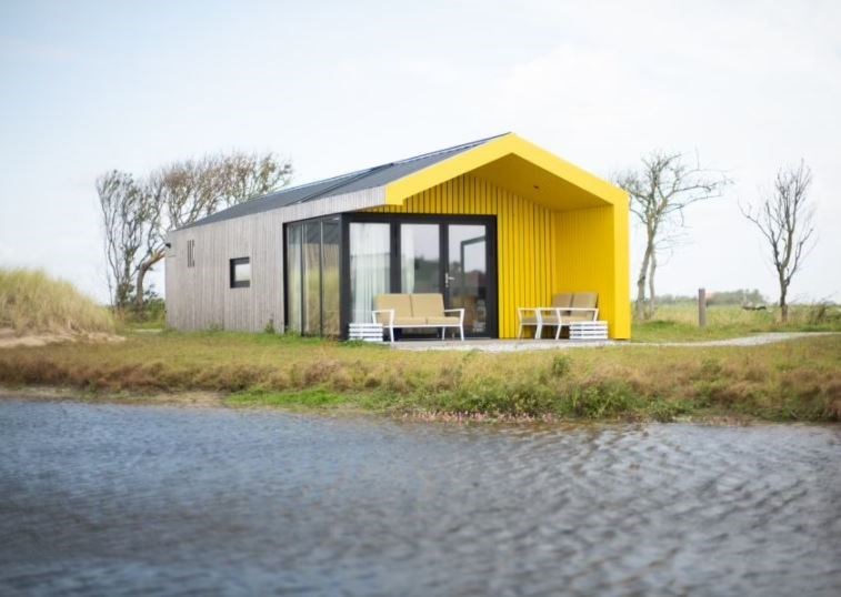 Kleurrijke Lodge in de duinen op 500 meter van zee