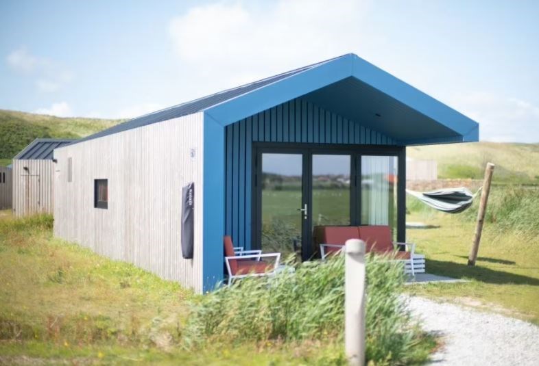 Kleurrijke Lodge in de duinen op 500 meter van zee