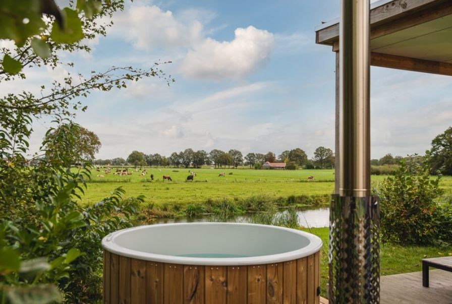 Rivier lodge met hottub