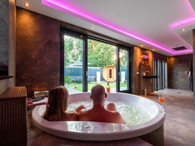 Vier de liefde in deze Wellness Love Suite met sauna en jacuzzi Vier de liefde in deze Wellness Love Suite met sauna en jacuzzi