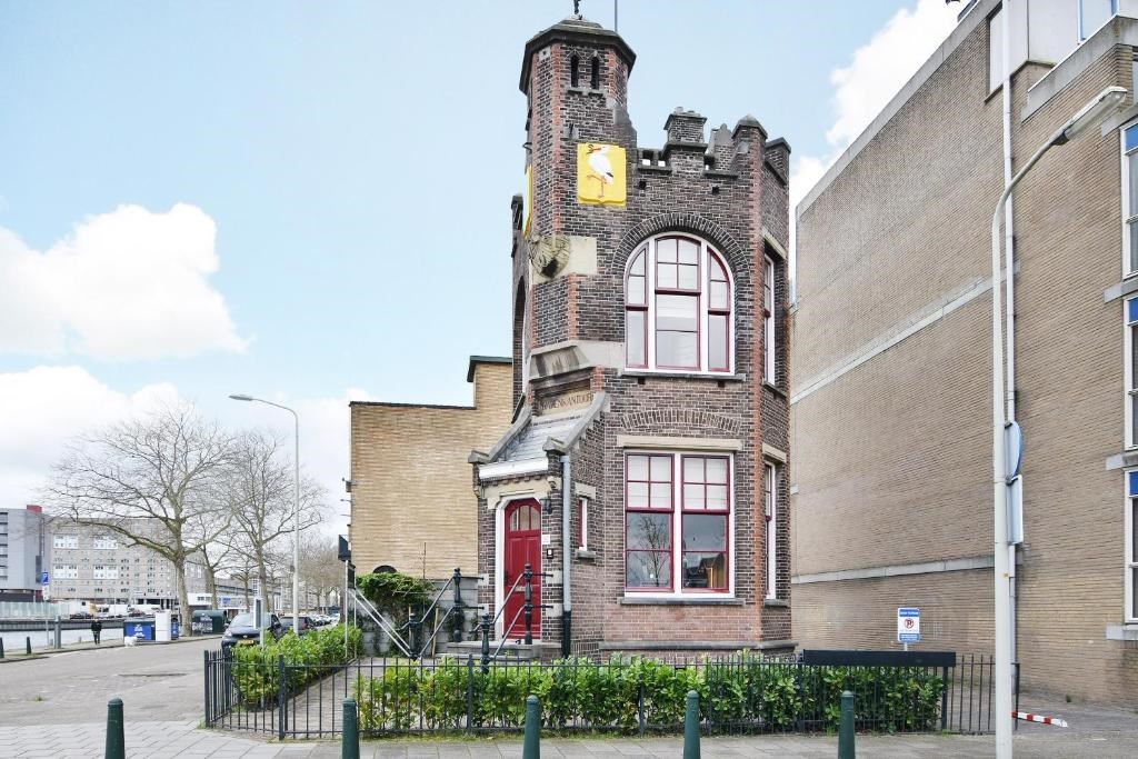 Slapen in een in een voormalig havenkantoor waar vroeger de havenmeester het waterverkeer in de gaten hield