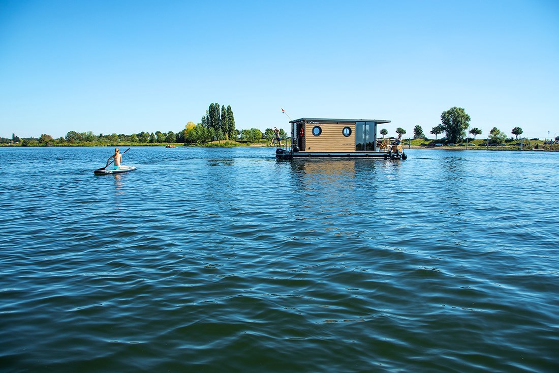 Luxe Houseboat voor 4 personen waarmee je ook kunt varen