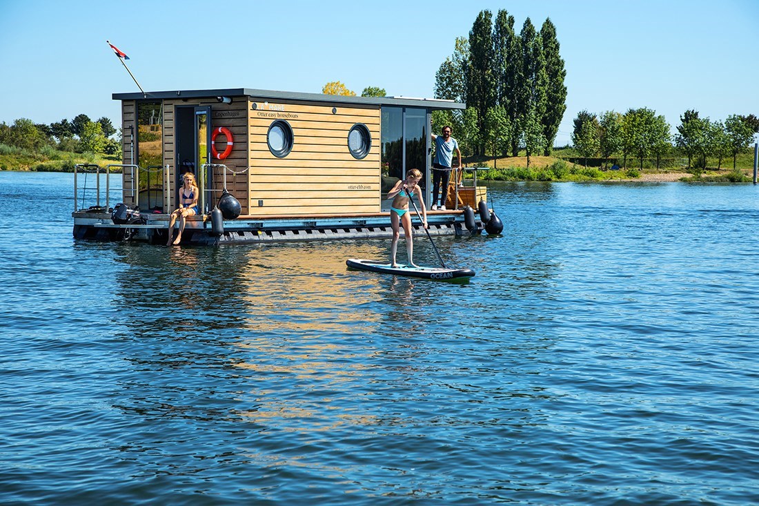 Luxe Houseboat voor 4 personen waarmee je ook kunt varen