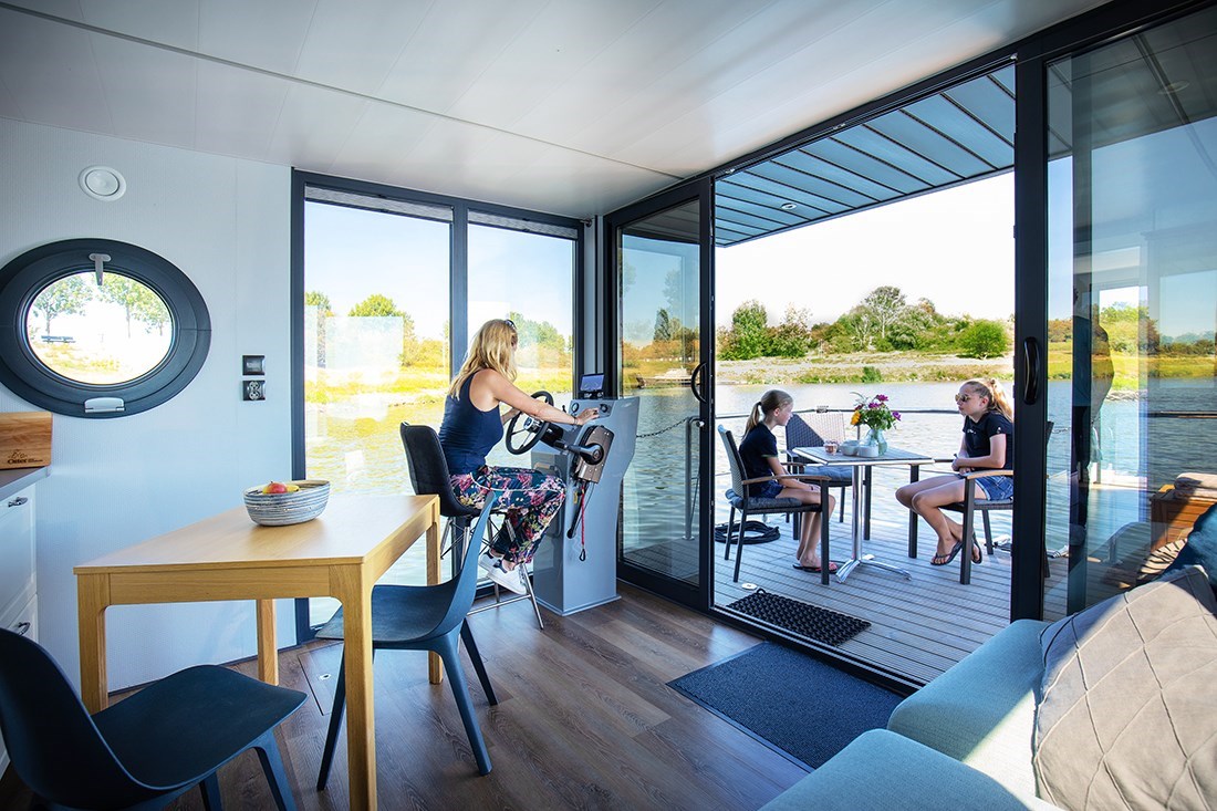 Luxe Houseboat voor 4 personen waarmee je ook kunt varen