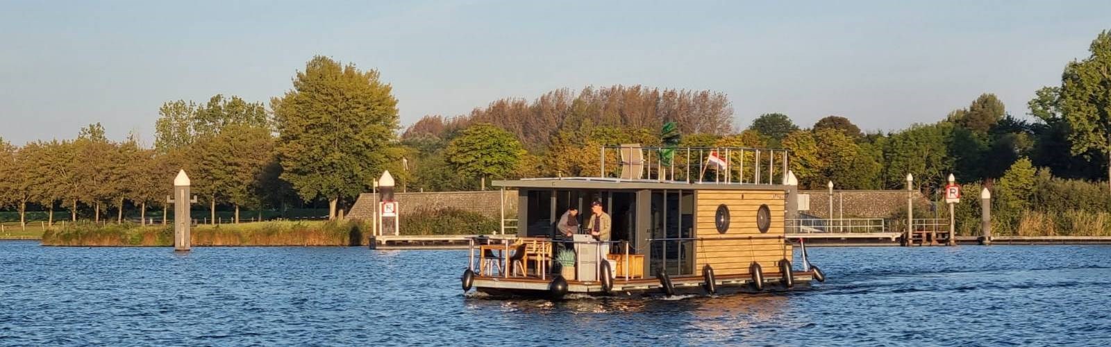 Luxe XL Houseboat waarmee je ook mag varen