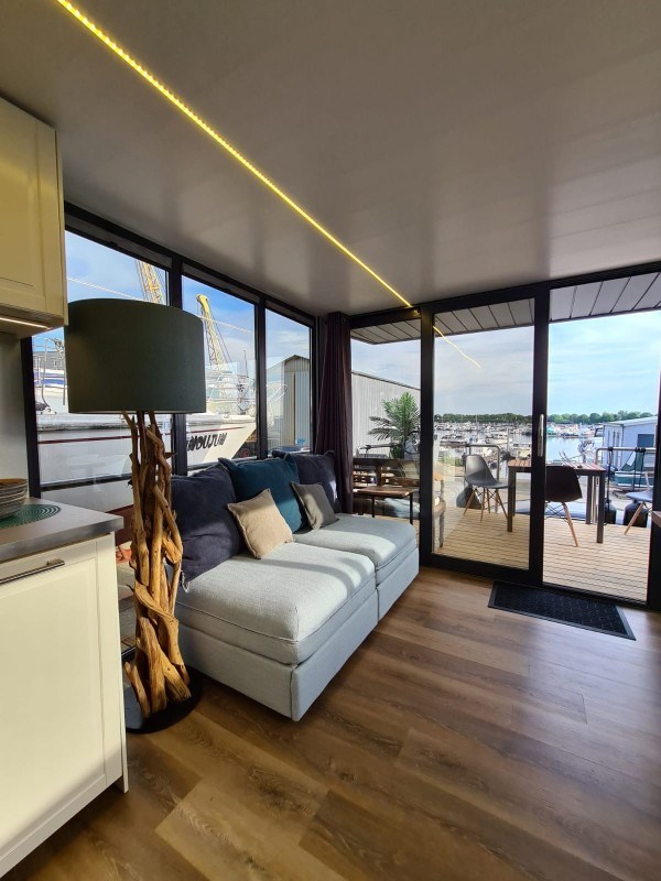 Luxe XL Houseboat waarmee je ook mag varen
