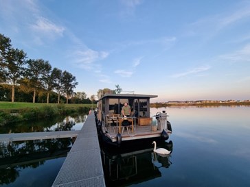Luxe XL Houseboat waarmee je ook mag varen Luxe XL Houseboat waarmee je ook mag varen