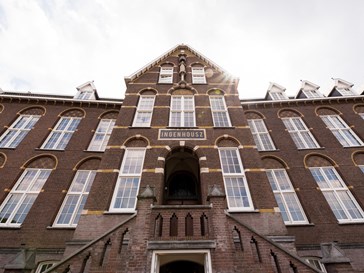 Sfeervolle suite in een voormalige Kweekschool uit 1917 in het bruisende Breda Sfeervolle suite in een voormalige Kweekschool uit 1917 in het bruisende Breda