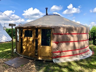 Mongoolse Yurt met gezellig houtkacheltje Mongoolse Yurt met gezellig houtkacheltje