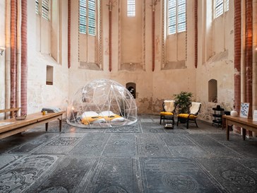 Romantische overnachting in een koepel in een kerk Romantische overnachting in een koepel in een kerk