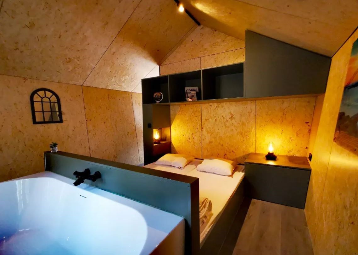 Diamant vorm Tiny house in het bos met heerlijk ligbad