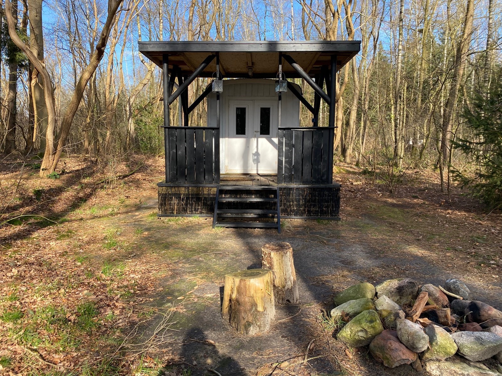 Kunstzinnige Slaapwagen in de natuur