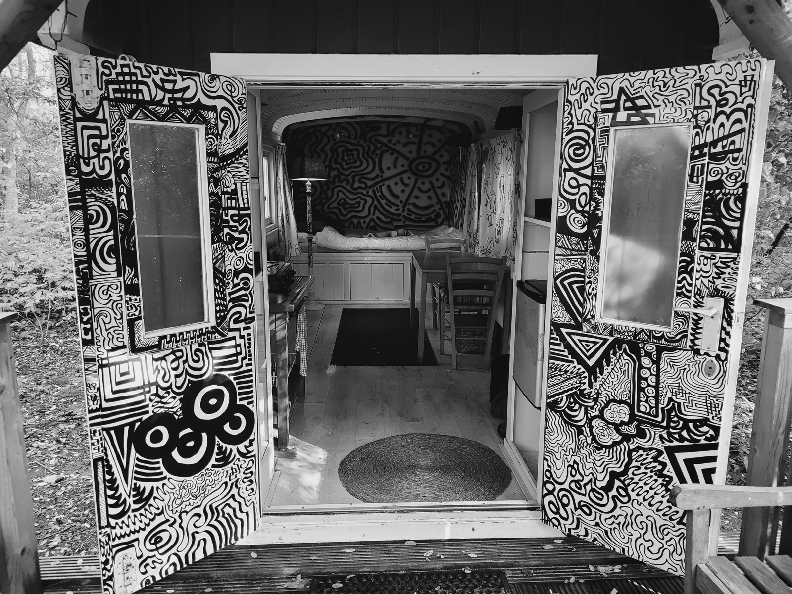 Kunstzinnige Slaapwagen in de natuur