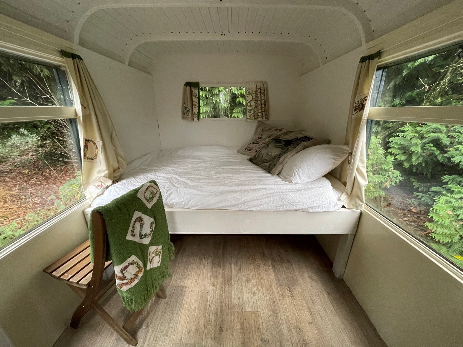 Slaapwagen aan het meer