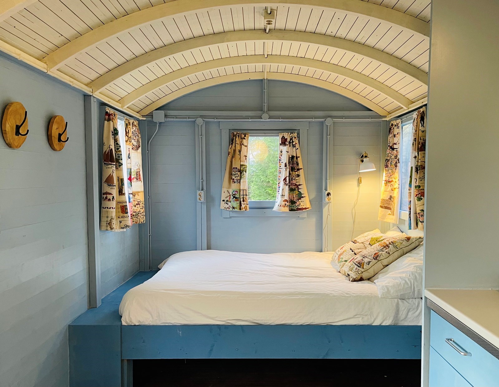 Slaapwagen met romantische schommelbank