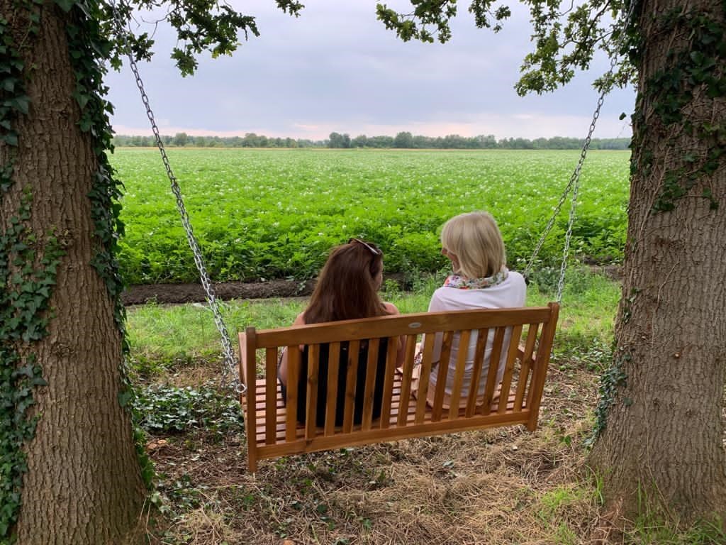 Slaapwagen met romantische schommelbank