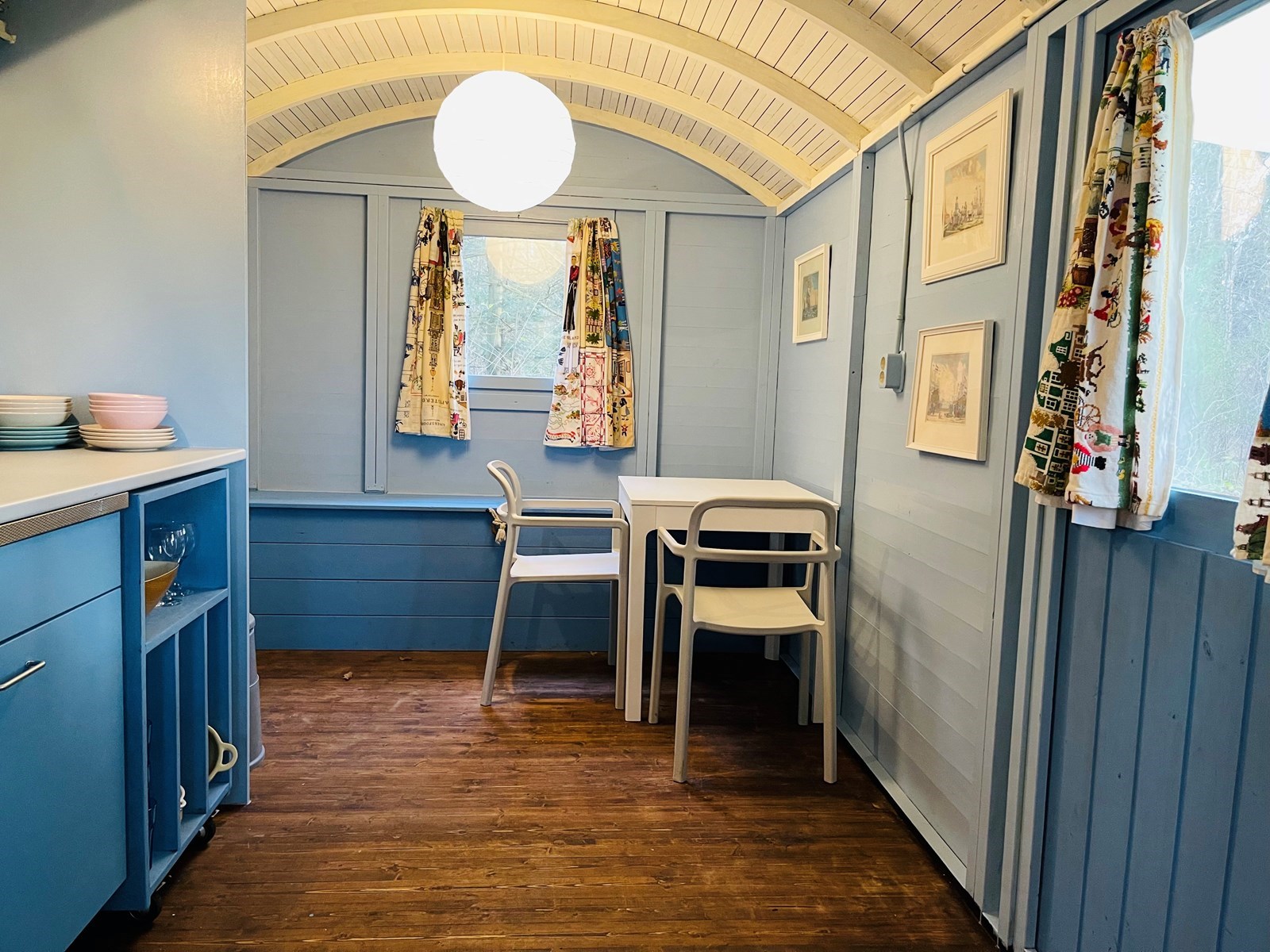 Slaapwagen met romantische schommelbank