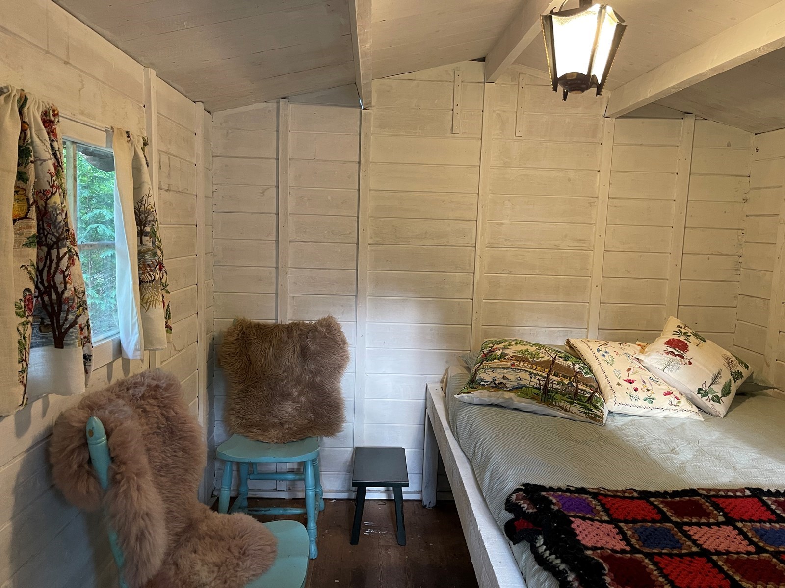 Houten hutje + tipi tent in het bos