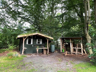 Houten hutje + tipi tent in het bos Houten hutje + tipi tent in het bos