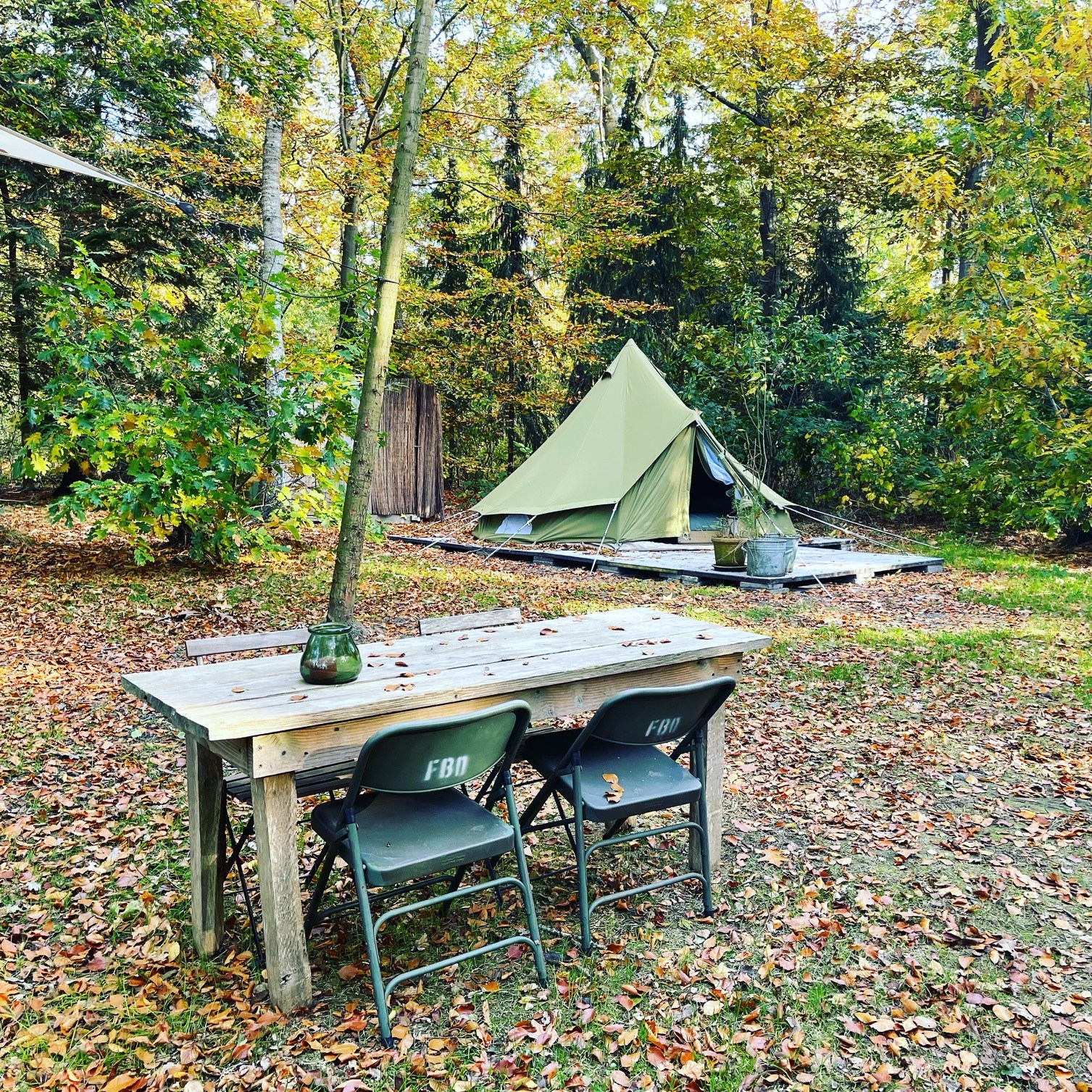 Houten hutje + tipi tent in het bos