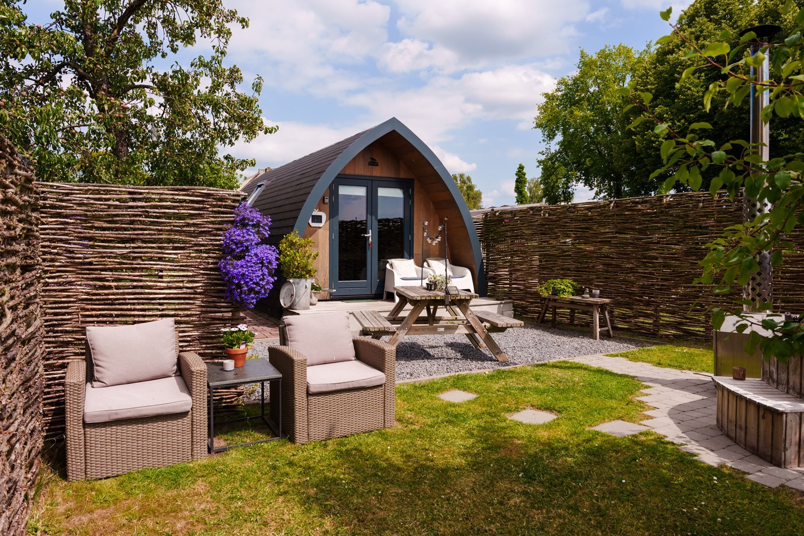 Knusse Scandinavische POD met hottub