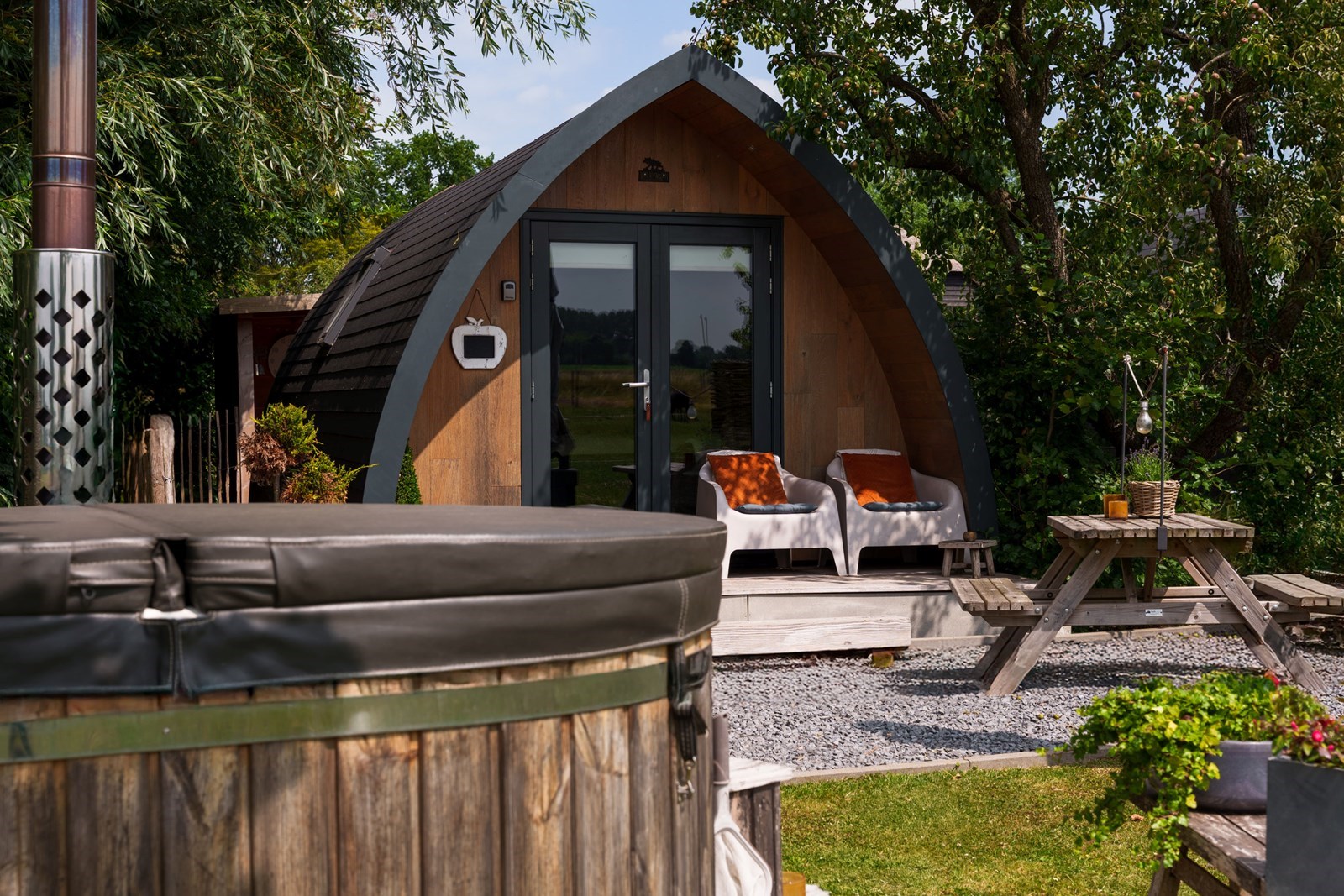 Knusse Scandinavische POD met hottub