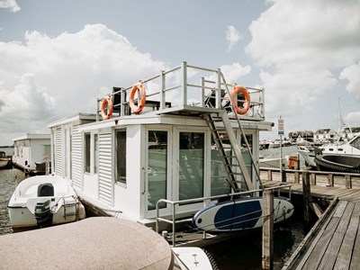 Houseboat aan de Loosdrechtse Plassen Houseboat aan de Loosdrechtse Plassen