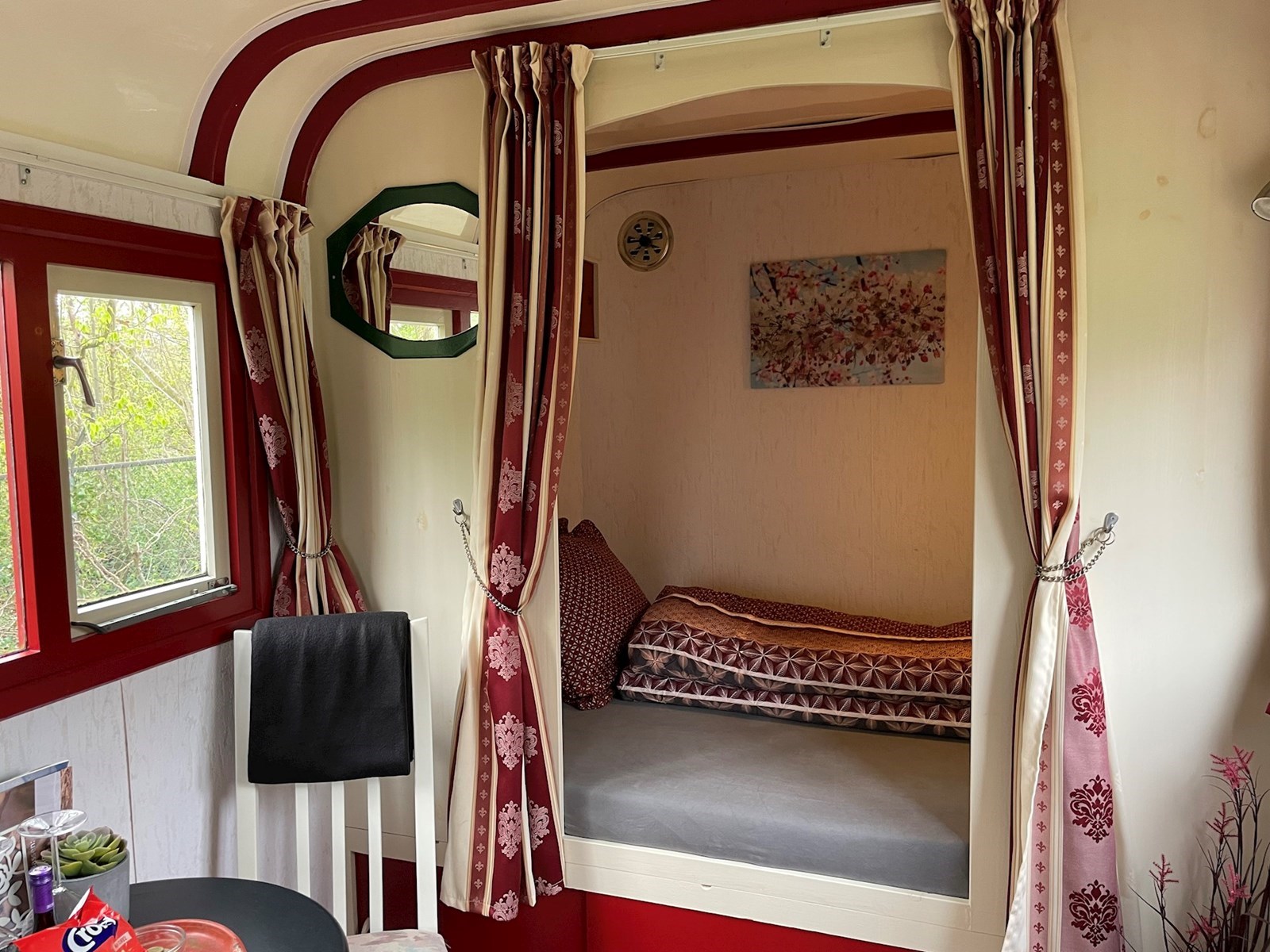 Knusse Pipowagen met balkon