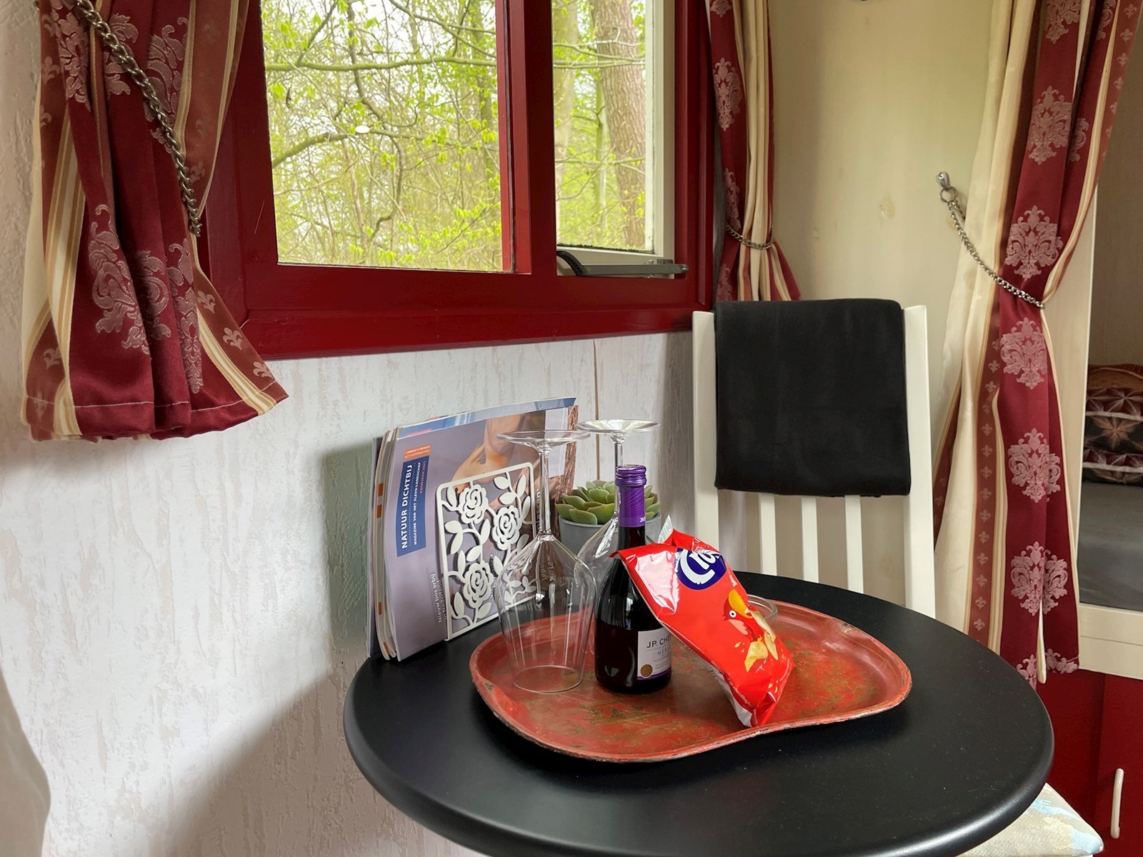 Knusse Pipowagen met balkon