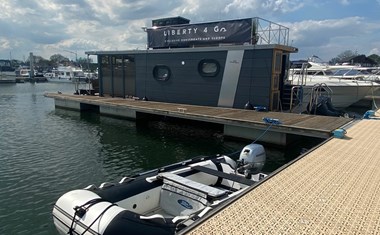 Luxe ingerichte houseboat in een prachtige omgeving Luxe ingerichte houseboat in een prachtige omgeving