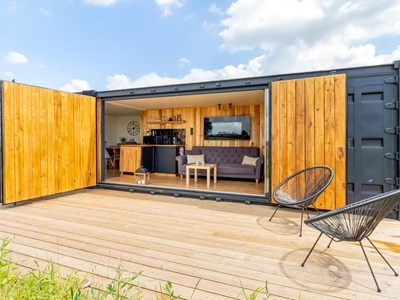 Gezellige wooncontainer met uitzicht op de West-Vlaamse boerenvelden. Gezellige wooncontainer met uitzicht op de West-Vlaamse boerenvelden.
