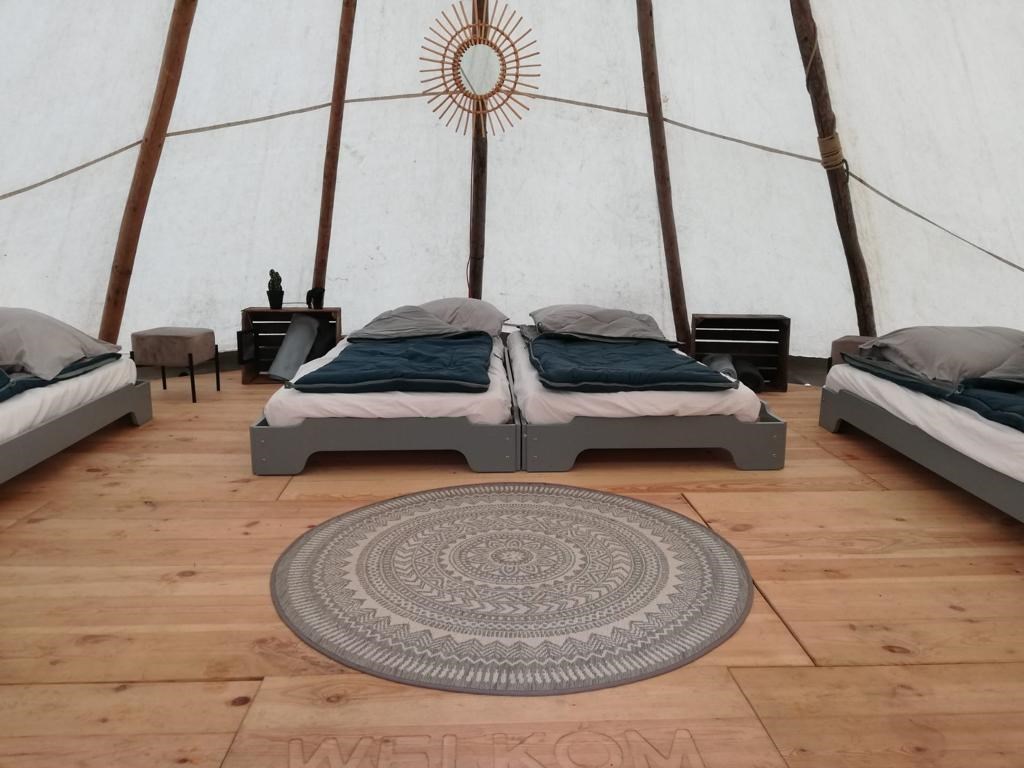 Luxe Tipi met privé sanitair (buiten de tent in sanitaire blok) 