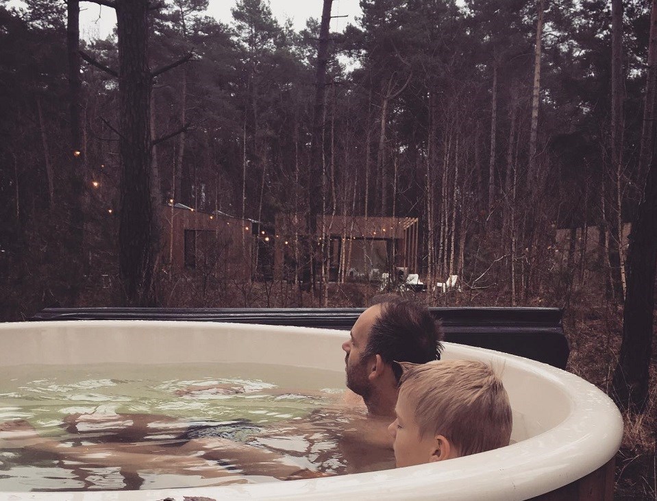 Knusse Cabin met een hottub onder de bomen
