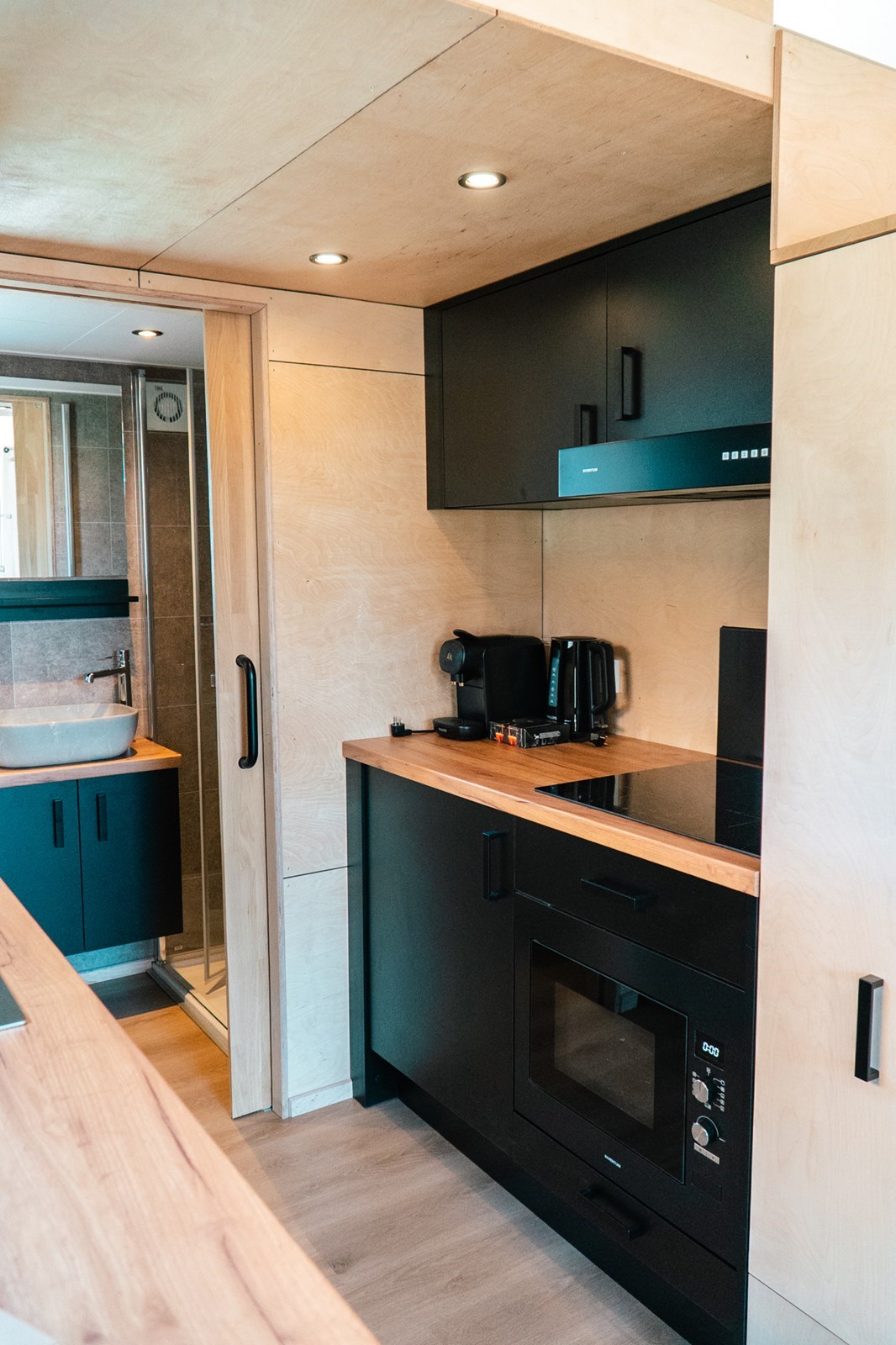 Tiny Timber. Overnacht in een luxe tiny house en. geniet samen in deze knusse, houten huisjes. 
